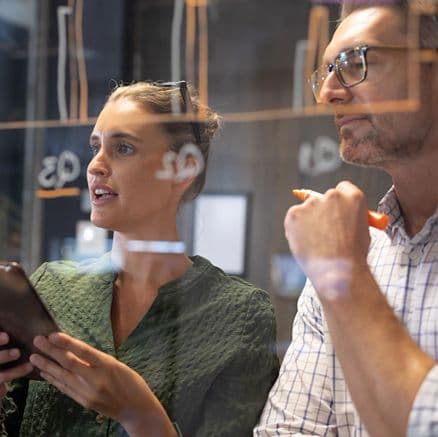 Imagem de duas pessoas em uma startup em reunião.