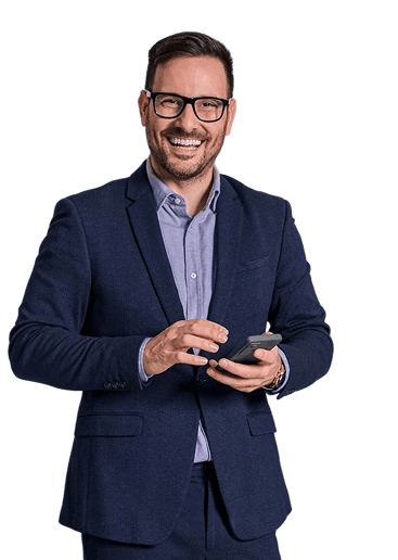 Jovem empresário sorrindo e olhando para a câmera com um celular na mão